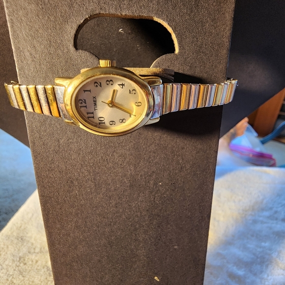 Vintage Timex Women’s Gold-Tone Expansion Band Watch – Needs Battery - Picture 1 of 5